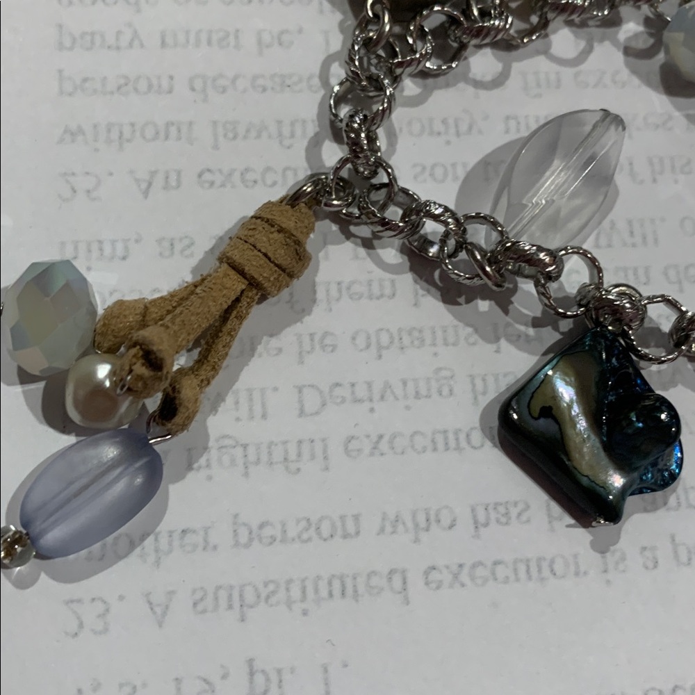 Chicos natural shell, glass and acrylic beaded 7” bracelet w magnetic clasp - Picture 2 of 4